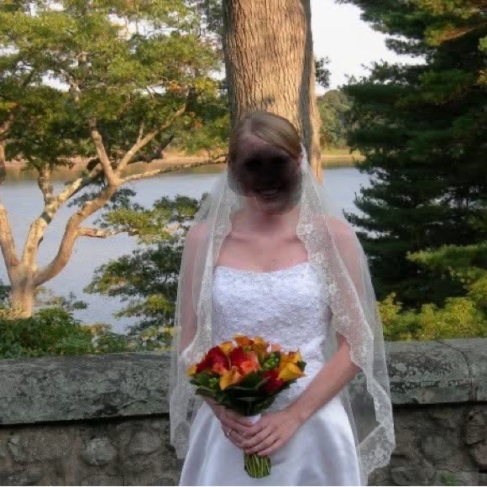 Ulla-Maija White Wedding Dress with Lace Details and Veil fits a size 0.